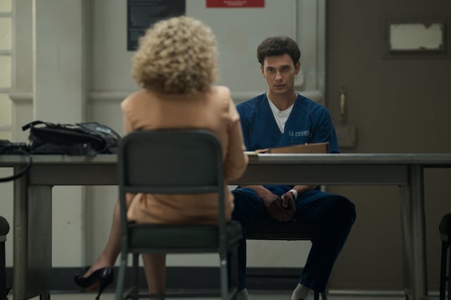 Monsters: The Lyle And Erik Menendez Story. (L to R) Ari Graynor as Leslie Abramson, Cooper Koch as Erik Menendez in episode 205 of Monsters: The Lyle And Erik Menendez Story. Cr. Miles Crist/Netflix © 2024