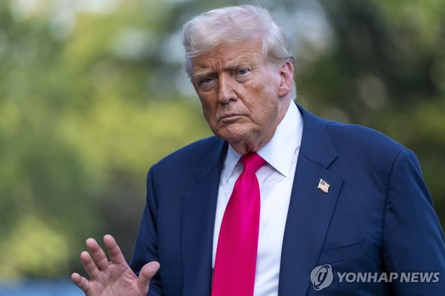 U.S. President Donald Trump waves as he walks from Marine One after arriving on the South Lawn of the White House in Washington on July 15, 2025, in this photo released by the Associated Press. (Yonhap)