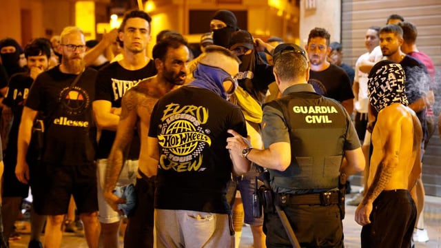 Ultras desafían a agentes de la Guardia Civil durante los disturbios en Torre Pacheco, Murcia