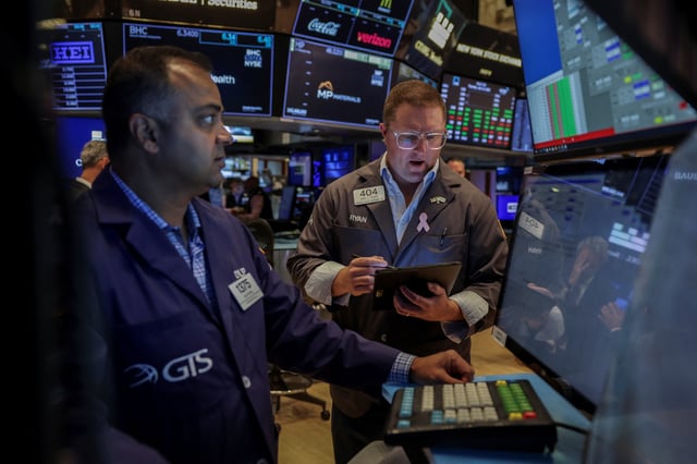 Traders work on the floor at the New York Stock Exchange (NYSE) in New York City, U.S., July 15, 2025. REUTERS/Jeenah Moon
