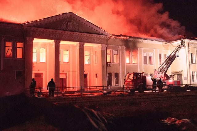 Los bomberos intentan sofocar el incendio un edificio administrativo que fue alcanzado por un ataque de drones rusos en Járkov.