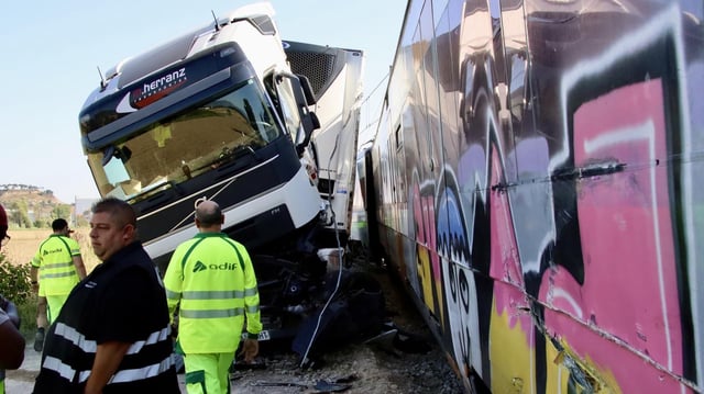 Cortada la R3 por el choque de un tren con un camión al paso de vías entre Sant Miquel de Balenyà y Hostalets, sin heridos