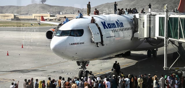 Aufnahme von August 2021: Nach der plötzlichen Machtübernahme der Taliban versuchten Tausende, über den Flughafen von Kabul zu fliehen