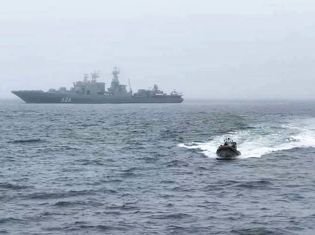 Der russische Zerstörer „Vice-Admiral Kulakov“, hier bei einem Manöver 2024 in der Barentssee, zeigte sich zu Wochenbeginn vor der deutschen Ostseeinsel Fehmarn