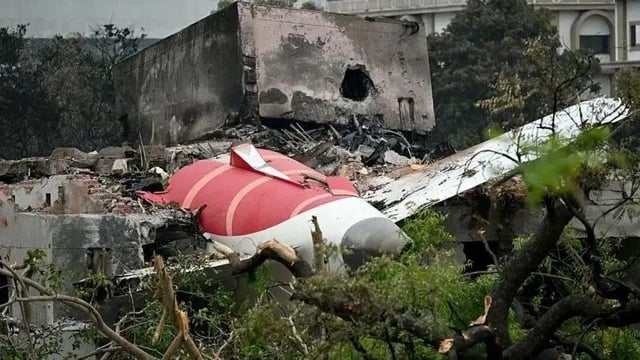 El Boeing 787 Dreamliner que chocó contra un edificio situado en el oeste de India.
