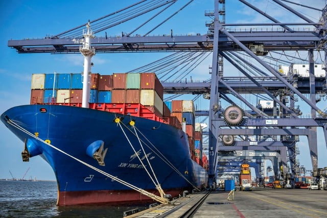 Cargo en cours de chargement sur le Terminal portuaire international des conteneurs de Jakarta le 7 juillet 2025