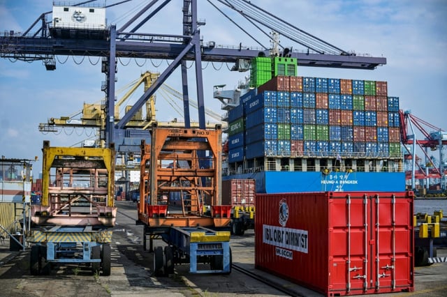 Conteneurs sur le terminal portuaire international des conteneurs de Jakarta le 7 juillet 2025