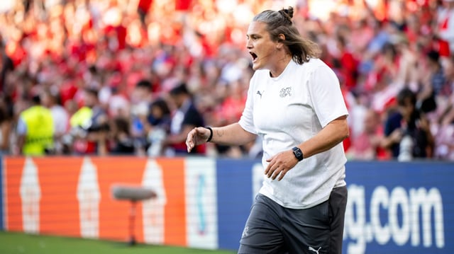 Nadine Angerer coacht von der Seitenlinie