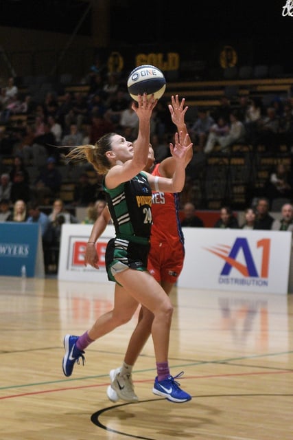 FORM: Isabell Brancatisano goes hard to the hoop during Saturday night's NBL1 clash. (Melanie Riley 490618)