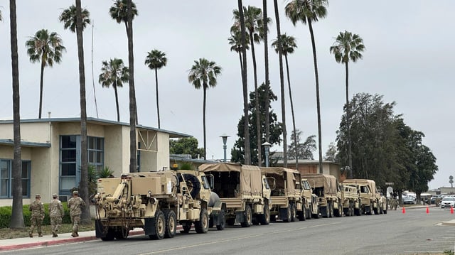Truppentransporter der Nationalgarde stehen an einem Straßenrand in Los Angeles (Archiv)