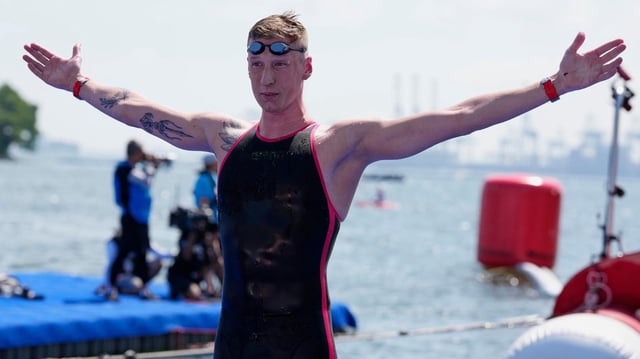 Der deutsche Florian Wellbrock jubelt nach seinem Sieg im Freiwasser
