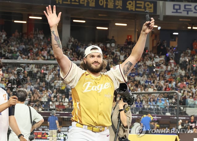 Hanwha Eagles pitcher Cody Ponce salutes fans during the Korea Baseball Organization All-Star festivities at Daejeon Hanwha Life Ballpark in Daejeon, some 140 kilometers south of Seoul, on July 11, 2025. (Yonhap)