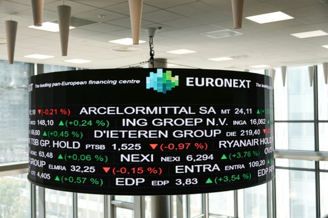 Des cours de la Bourse de Paris affichés dans le bâtiment d'Euronext à La Défense, le quartier d'affaires de Paris, le 10 mai 2024