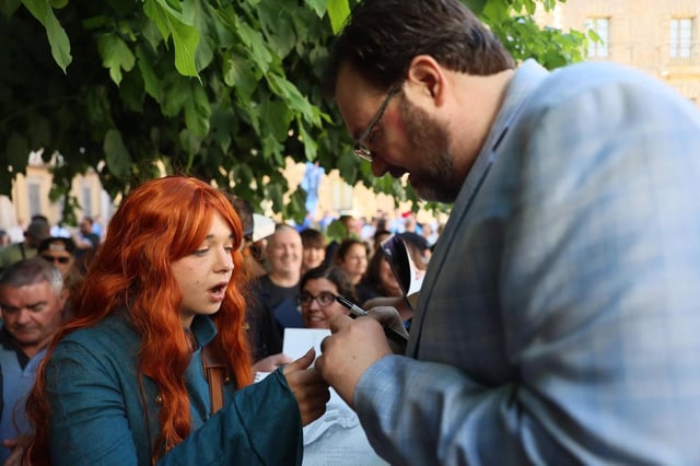 Miles de seguidores abordan a la estrella del Celsius Brandon Sanderson.