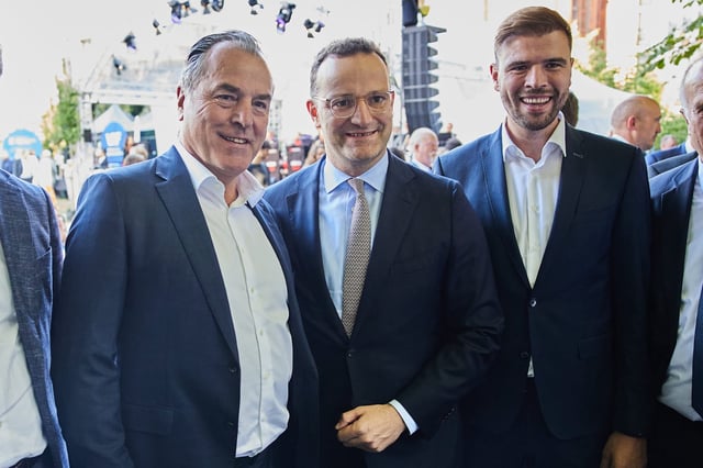 Maximilian Tönnies  (r.) und sein Vater Clemens Tönnies (l.) kürzlich beim Sommerfest des Parlamentskreises Mittelstand der CDU/CSU-Bundestagsfraktion mit Fraktionschef Jens Spahn