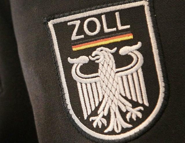 Ein Autohändler aus Niedersachsen soll Luxusautos im Millionenwert illegal nach Russland exportiert haben. Die Exporte sollen einen Wert von 3,4 Millionen Euro gehabt haben, wie Ermittler mitteilten.