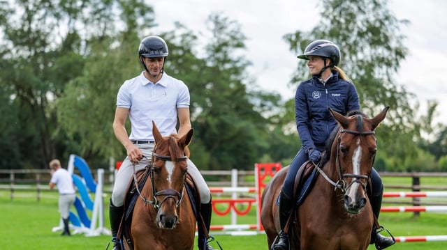 Richard Vogel und Sophie Hinners verstehen sich mit und ohne Pferd gut.