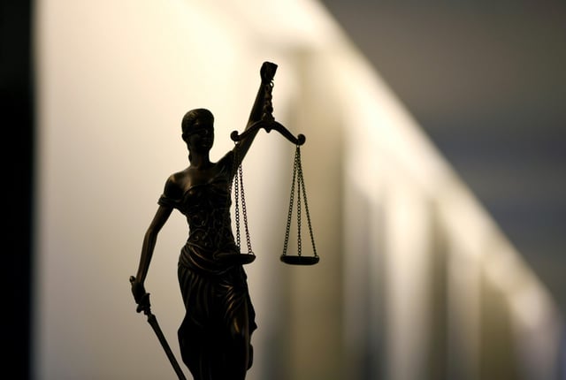 Zwei Jahre nach dem Mord an einer Lehrerin auf der Autobahn 9 in Brandenburg ist das Urteil gegen die Täter rechtskräftig. Der BGH bestätigte die Verurteilung der Männer zu lebenslanger Haft. Die Frau war 2023 in ihrem Auto erschossen worden.