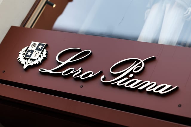 Das Logo und der Schriftzug der Marke Loro Piana ist am 25.03.2025 an der Fassade von einem Laden vom Unternehmen in der Maximilianstraße, einer exklusiven Einkaufsstraße in München (Bayern), zu sehen. Loro Piana S.p.A. ist ein Modeunternehmen aus Italien, das mehrheitlich im Besitz vom Luxusgüterhersteller LVMH ist. Viele internationale Einzelhandelsunternehmen haben in der Münchner Maximilianstraße eine Filiale.
