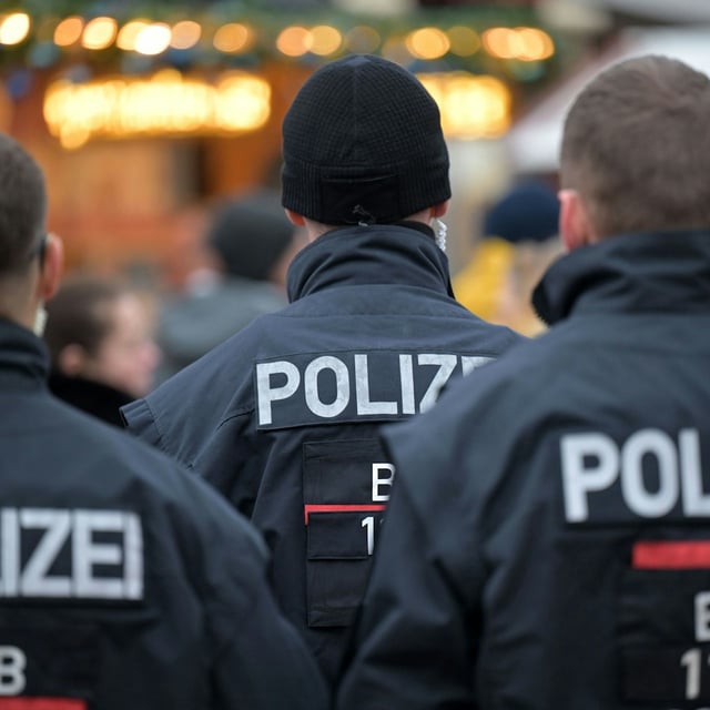 In Brandenburg wurden zwei Polizisten wegen ihrer rechtsextremen Gesinnung entlassen.