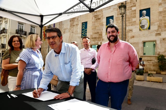 El alcalde de Ontinyent y líder de Ens Uneix, Jorge Rodríguez, inicia la recogida de firmas de su ILP, este miércoles.