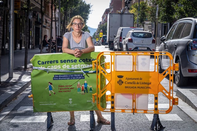 Ana Padilla, vecina del barrio de Gavarra de Cornellà, en un control de acceso a la zona.