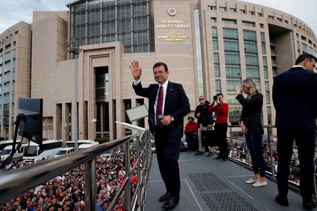 Istanbul Mayor Ekrem Imamoglu, re-elected on Sunday, greets his supporters after receiving mayoral certificate in front of the Caglayan Courthouse in Istanbul, Turkey April 3, 2024. REUTERS/Dilara Senkaya/File Photo