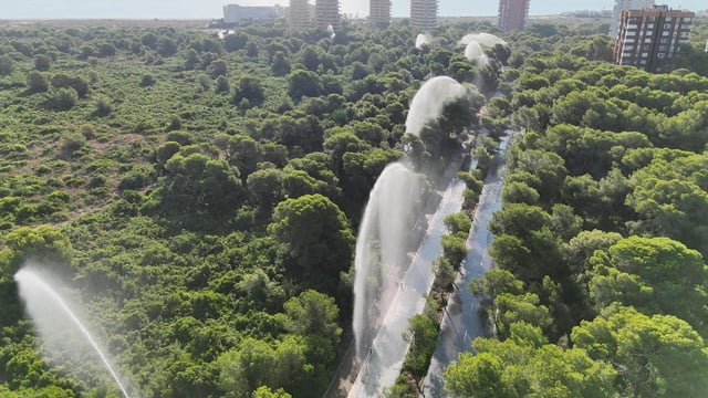 Los 8 cañones de agua dispuestos ante las fincas residenciales.
