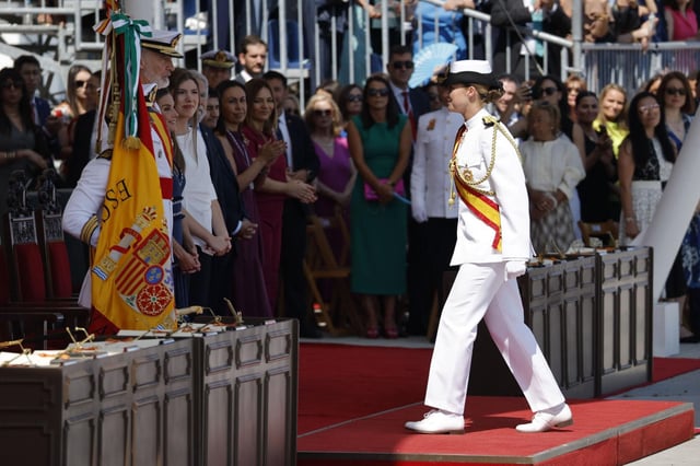 La entrega a la Princesa Leonor de la Gran Cruz del Mérito Naval en Marín.