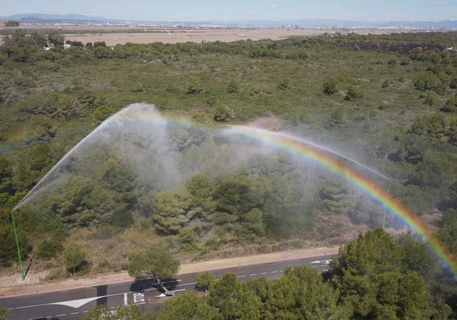 Imagen de los &#39;supercañones&#39; de agua instalados por el Ayuntamiento de Valencia en El Saler
