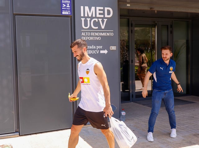 Gayà acude a las pruebas médicas antes de comenzar la pretemporada.