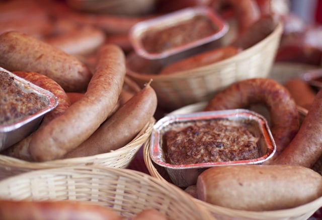 En France, la majorité des cas de botulisme sont dues à des intoxications alimentaires par ingestion de la toxine produite par C. botulinum dans des aliments n’ayant pas subi de processus poussé de stérilisation: salaisons, charcuteries ou encore conserves artisanales ou faites maison.