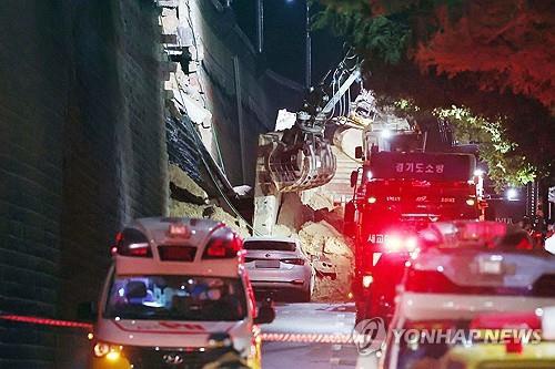 An excavator digs out debris at the site of a retaining wall collapse in Osan, south of Seoul, on July 16, 2025. (Yonhap)