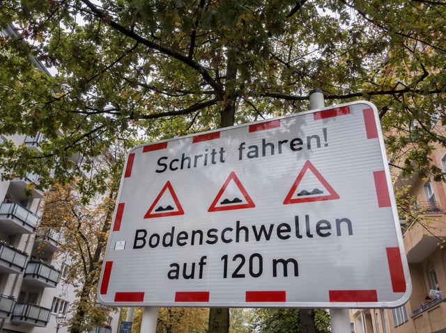 Wer ein Verkehrsschild beschmiert, kann mit einer Geld- oder Freiheitsstrafe rechnen. (Symbolbild)