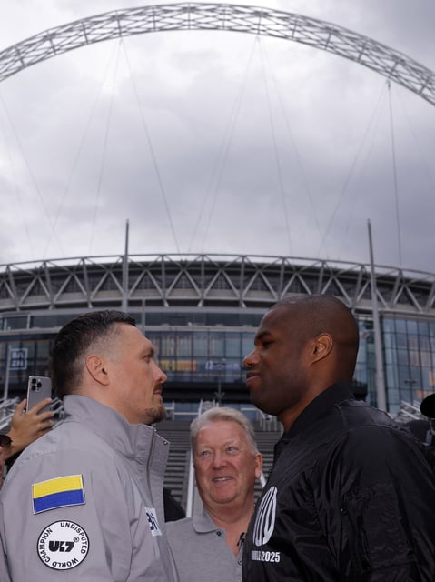 Boxing - Oleksandr Usyk v Daniel Dubois - Photocall - Wembley Stadium, London, Britain - July 15, 2025 Oleksandr Usyk and Daniel Dubois go head to head as promoter Frank Warren looks on before the fight Action Images via Reuters/Andrew Couldridge