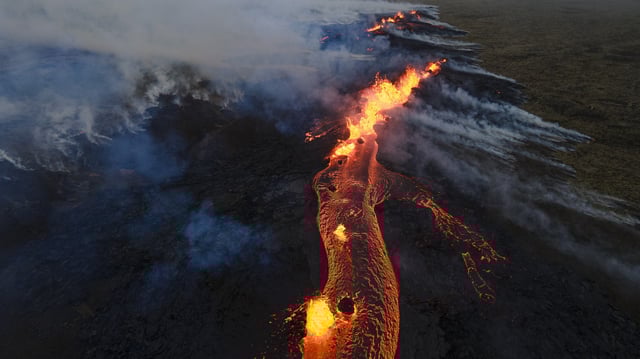 Una vista aérea muestra la erupción del monte Litli-Hrútur en la escasamente poblada península de Reykjanes.