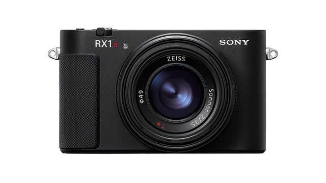 Vorderseite der Kompaktkamera Sony RX1R III vor weißem Hintergrund.
