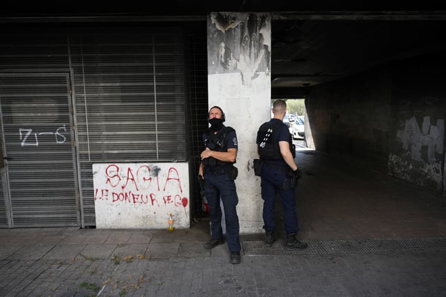 Des policiers montent la garde dans le quartier populaire de Pissevin à Nîmes ,après la mort d’un enfant de 10 ans lors d’une fusillade, le 22 août 2023. (Image d’illustration)
