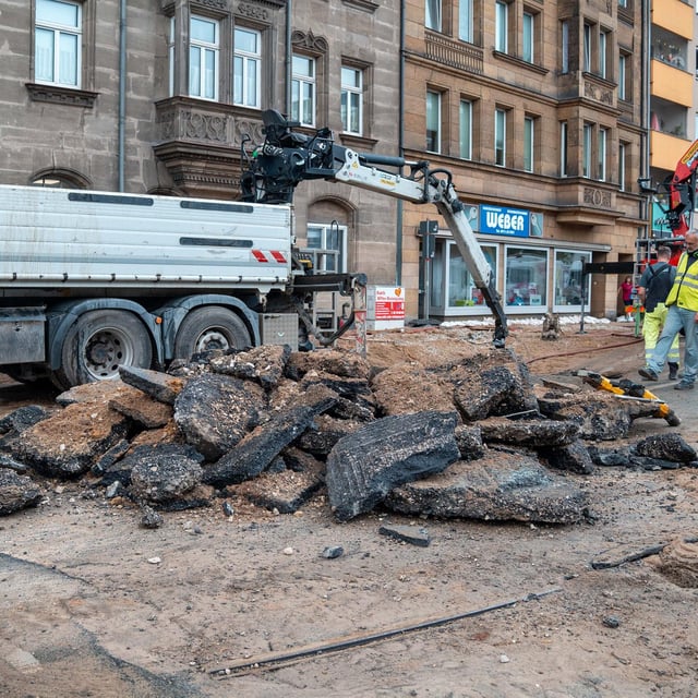 Wasserrohrbruch in Nürnberg sorgt für Verkehrsbehinderungen