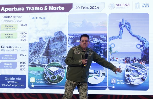 El director general del Tren Maya mexicano, Óscar David Lozano, habla durante una conferencia de prensa hoy, desde el Palacio Nacional en la Ciudad de México (México).