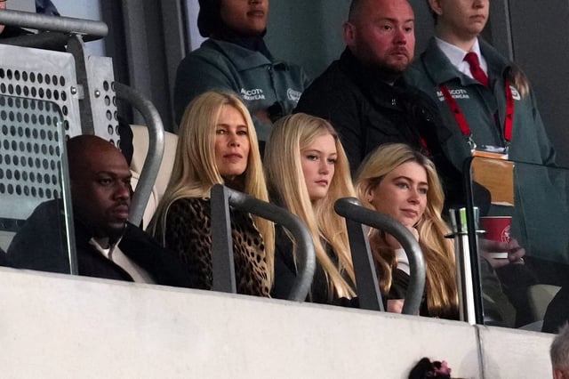 Claudia Schiffer (2. v. l.) beim Spiel des FC Brentford gegen Nottingham Forest im Dezember 2024