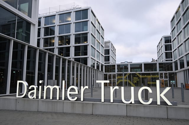 Ein Logo des Nutzfahrzeugherstellers Daimler Truck steht vor der Firmenzentrale. Bei der Bilanz-Pressekonferenz werden die Geschäftszahlen des vergangenen Jahres vorgestellt.