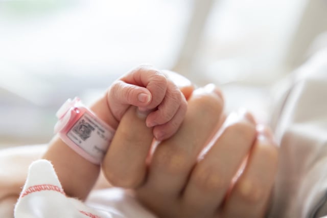 L’Insee dévoile, dans une étude publiée mercredi 16 juillet 2025, que l’âge des femmes accouchant de leur aîné a reculé.
