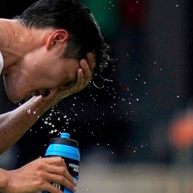 FILE - Al Ain's Park Yong-woo splashes his face to cool off during the Club World Cup Group G soccer match between Wydad AC and Al Ain FC in Washington, June 26, 2025. (AP Photo/Julia Demaree Nikhinson, File)
