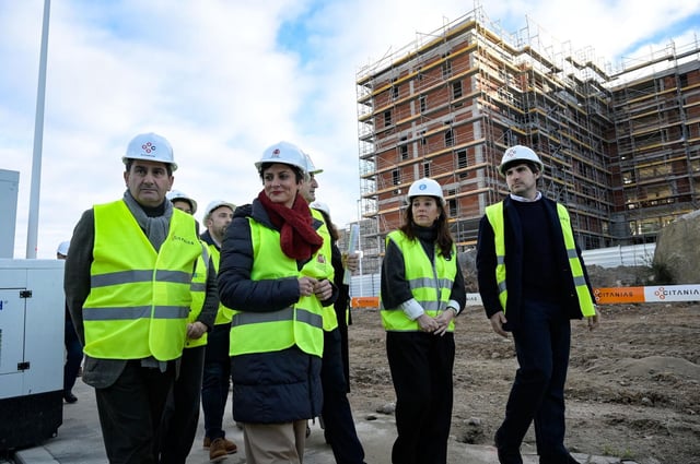 La ministra Isabel Rodríguez en una promoción de vivienda en Galicia