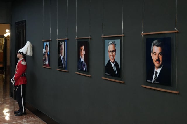 La galería que acoge las fotografías oficiales de los alcaldes de la ciudad, en el Ayuntamiento de Barcelona.