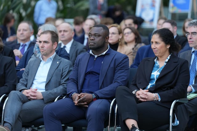 Steffi Jones (hier mit Gerald Asamoah) ist die erste Frau, die im Schalker Aufsichtsrat sitzt.