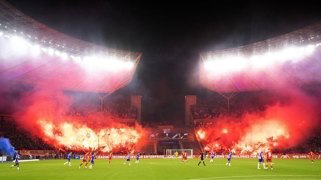 Fans des 1. FC Köln zünden Pyrotechnik beim Auswärtsspiel bei Hertha BSC.