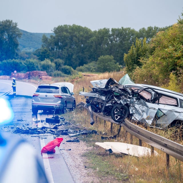 Weißenburg: Taxi schleudert auf der B2 in den Gegenverkehr - Frau (49) stirbt noch am Unfallort