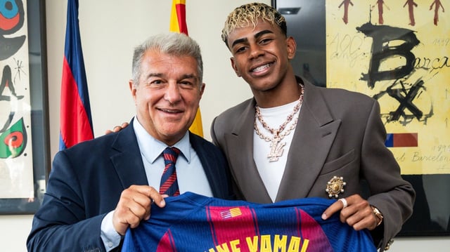 Lamine Yamal junto al presidente del Barcelona, Joan Laporta, tras renovar su contrato hasta 2031.